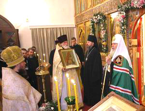 Святейший Патриарх совершил освящение храма московского подворья Соловецкого монастыря. Фото Службы коммуникации ОВЦС МП. Официальный сайт Русской Православной Церкви /