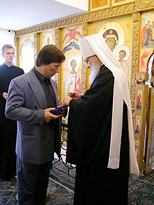 Митрополит Кирилл вручил В.В.Лебедеву орден святителя Иннокентия Московского (III степени). Фото Службы коммуникации ОВЦС МП. Официальный сайт Русской Православной Церкви /