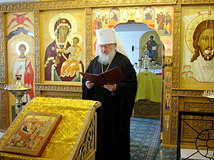 Митрополит Кирилл вручил В.В.Лебедеву орден святителя Иннокентия Московского (III степени). Фото Службы коммуникации ОВЦС МП. Официальный сайт Русской Православной Церкви /