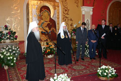 25 февраля 2005 года в Красном зале Храма Христа Спасителя состоялась церемония поздравления Святейшего Патриарха Московского и всея Руси Алексия II с днем Тезоименитства.Фото Службы коммуникации ОВЦС МП.Официальный сайт Русской Православной Церквиhttp://www.mospat.ru