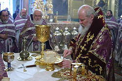 В Великий Четверг Святейший Патриарх Алексий совершил Божественную литургию и чин освящения мира в Богоявленском кафедральном соборе.Фото Службы коммуникации ОВЦС МП.Официальный сайт Русской Православной Церквиhttp://www.mospat.ru