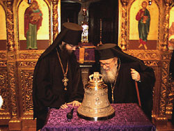 Архимандрит Закхей преподносит в дар Его Высокопреосвященству, Архиепископу Димитрию памятный колокол. Официальный сайт Русской Православной Церкви /