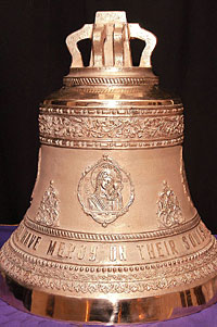 На колоколе надпись на русском и английском языках: Упокой Господи души их с миром. И рельефные изображения икон Воскресения Христова, Пресвятой Богородицы, свт. Николая и Святого Креста. Официальный сайт Русской Православной Церкви /