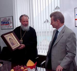 Митрополиту Кириллу вручена специальная премия редколлегии и журналистского коллектива газеты 'Труд'. Фото: Служба коммуникации ОВЦС МП. Официальный сайт Русской Православной Церкви /