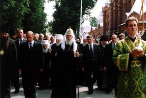 Святейший Патриарх Московский и всея Руси Алексий II и Президент России В.В.Путин приняли участие в продолжающихся торжествах в Сарове Фото: Сергея Титова. Служба коммуникации ОВЦС МП. Официальный сайт Русской Православной Церкви /