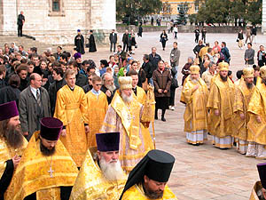 Крестный ход, направивился от Успенского собора к памятнику святому благоверному князю Даниилу Московскому на Даниловской площади.. Фото Службы коммуникации ОВЦС МП. Официальный сайт Русской Православной Церкви /