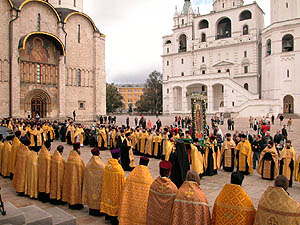 Крестный ход, направивился от Успенского собора к памятнику святому благоверному князю Даниилу Московскому на Даниловской площади.. Фото Службы коммуникации ОВЦС МП. Официальный сайт Русской Православной Церкви /