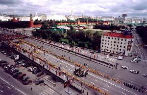 Крестный ход, направивился от Успенского собора к памятнику святому благоверному князю Даниилу Московскому на Даниловской площади. Фото Службы коммуникации ОВЦС МП. Официальный сайт Русской Православной Церкви /