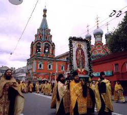 Крестный ход, направивился от Успенского собора к памятнику святому благоверному князю Даниилу Московскому на Даниловской площади.. Фото Службы коммуникации ОВЦС МП. Официальный сайт Русской Православной Церкви /