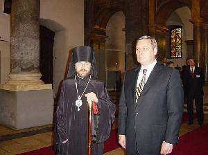 Председатель Правительства РФ М.М.Касьянов и епископ Венский и Австрийский Иларион. Фото Службы коммуникации ОВЦС МП. Официальный сайт Русской Православной Церкви /