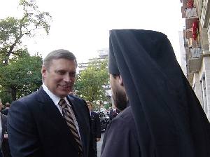 Председатель Правительства РФ М.М.Касьянов и епископ Венский и Австрийский Иларион. Фото Службы коммуникации ОВЦС МП. Официальный сайт Русской Православной Церкви /