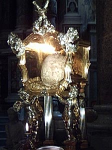 С 19 по 23 мая 2003 года в городе Бари (Италия) находились 158 православных паломников во главе с епископом Тамбовским и Мичуринским Феодосием. Паломнической группе была предоставлена возможность поклониться за Божественной литургией части мощей святого апостола Андрея Первозванного в храме города Амальфи. Фото: Служба коммуникации ОВЦС МП. Официальный сайт Русской Православной Церкви /