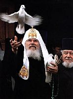 В день Благовещения Пресвятой Богородицы Святейший Патриарх Алексий по традиции выпустит в небо стаю голубей