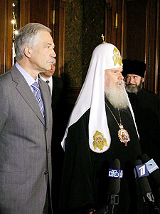 24 сентября 2003 года в рабочей резиденции в Чистом переулке Святейший Патриарх Московский и всея Руси Алексий II встретился с министром внутренних дел Российской Федерации Б.В.Грызловым. Фото Службы коммуникации ОВЦС МП. Официальный сайт Русской Православной Церкви /