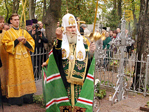 After the Requiem service the Primate thanked those who prayed with him for the rest of the souls of his parents, who gave him life and educated him in the spirit of Holy Orthodoxy. Many difficulties and suffering fell to their lot. It was impossible to put crosses on their tombs, as at those difficult times Christian tombs could be barbarously destroyed. His Holiness said that the tombs of the clergymen buried at the Alexander-Nevsky cemetery were ruined. Foto: DECR MP Communication service. The Official site of the Russian Orthodox Church http://www.mospat.ru