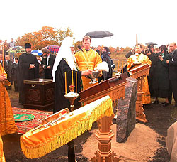 Святейший Патриарх совершил чин освящения закладного камня в основание храма в честь иконы Божией Матери 'Скоропослушница' в Ласнамаэ. 30 сентября 2003 года. Фото: Служба коммуникации ОВЦС МП. Официальный сайт Русской Православной Церкви /