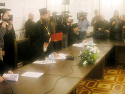 26 ноября 2003 года в Синодальной резиденции в Свято-Даниловом монастыре Духовные лидеры Азербайджана, Армении, Грузии и России в ходе четырехсторонней межрелигиозной встречи в Москве подписали совместное Обращение к верующим своих стран. Фото: Служба коммуникации ОВЦС МП. /