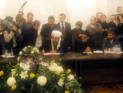 26 ноября 2003 года в Синодальной резиденции в Свято-Даниловом монастыре Духовные лидеры Азербайджана, Армении, Грузии и России в ходе четырехсторонней межрелигиозной встречи в Москве подписали совместное Обращение к верующим своих стран. Фото: Служба коммуникации ОВЦС МП. /