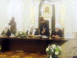 26 ноября 2003 года в Синодальной резиденции в Свято-Даниловом монастыре Духовные лидеры Азербайджана, Армении, Грузии и России в ходе четырехсторонней межрелигиозной встречи в Москве подписали совместное Обращение к верующим своих стран. Фото: Служба коммуникации ОВЦС МП. /