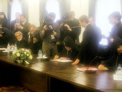 26 ноября 2003 года в Синодальной резиденции в Свято-Даниловом монастыре Духовные лидеры Азербайджана, Армении, Грузии и России в ходе четырехсторонней межрелигиозной встречи в Москве подписали совместное Обращение к верующим своих стран. Фото: Служба коммуникации ОВЦС МП. /