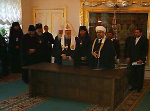 Состоялось подписание совместной декларации Святейшего Патриарха Московского и всея Руси Алексия II и Председателя Высшего Религиозного Совета народов Кавказа Шейх-уль-ислама Аллахшукюра Паша-заде