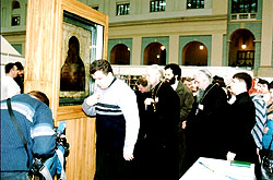 Главным духовным событием выставки 2004 года стало пребывание чудотворного образа Донской Божией Матери, к которому пришли молитвенно поклониться тысячи верующих.. Официальный сайт Русской Православной Церкви http://www.mospat.ru