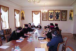 Затем в Отделе внешних церковных связей прошли собеседования членов официальной делегации Русской Зарубежной Церкви с делегацией Московского Патриархата. Встречу, проходившую в духе открытости и взаимопонимания, открыл митрополит Крутицкий и Коломенский Ювеналий. Фото Службы коммуникации ОВЦС МП. Официальный сайт Русской Православной Церкви http://www.mospat.ru