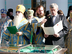 21 июля 2004 года в Курске прошли торжества, посвященные 250-летию со дня рождения преподобного Серафима Саровского. В этот день были совершены Божественная литургия и праздничный молебен перед мощами преподобного Серафима. Фото Службы коммуникации ОВЦС МП. Официальный сайт Русской Православной Церкви http://www.mospat.ru