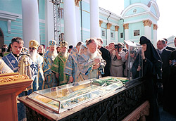 21 июля 2004 года в Курске прошли торжества, посвященные 250-летию со дня рождения преподобного Серафима Саровского. В этот день были совершены Божественная литургия и праздничный молебен перед мощами преподобного Серафима. Фото Службы коммуникации ОВЦС МП. Официальный сайт Русской Православной Церкви http://www.mospat.ru