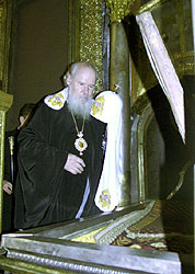 6 октября 2004 года, после приема Президентом Российской Федерации В.В.Путиным членов Архиерейского собора, иерархи Русской Православной Церкви во главе со Святейшим Патриархом Алексием направились в Успенский Собор Московского Кремля. Здесь были совершены молебен Московским Святителям, чьи мощи покоятся в Патриаршем Соборе, а также заупокойная служба по жертвам террористического акта в Беслане.Фото Службы коммуникации ОВЦС МП.Официальный сайт Русской Православной Церкви http://www.mospat.ru