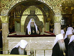 6 октября 2004 года, после приема Президентом Российской Федерации В.В.Путиным членов Архиерейского собора, иерархи Русской Православной Церкви во главе со Святейшим Патриархом Алексием направились в Успенский Собор Московского Кремля. Здесь были совершены молебен Московским Святителям, чьи мощи покоятся в Патриаршем Соборе, а также заупокойная служба по жертвам террористического акта в Беслане.Фото Службы коммуникации ОВЦС МП.Официальный сайт Русской Православной Церкви http://www.mospat.ru