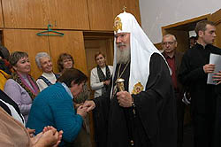 Святейший Патриарх поздравил творческий коллектив газеты со знаменательной датой, пожелав журналистам развивать накопленный опыт, и впредь помогать людям приобщаться к православной культуре, получать верные представления о Русской Церкви, находить духовные опоры в жизни. Фото С. Титова. Официальный сайт Русской Православной Церкви http://www.mospat.ru