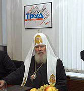 Разговор также коснулся итогов Архиерейского Собора Русской Православной Церкви 2004 года и некоторых других проблем, которые волнуют сегодня общество. Фото С. Титова. Официальный сайт Русской Православной Церкви http://www.mospat.ru