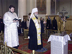 15 октября 2004 года, в 75-ю годовщину со дня рождения митрополита Никодима (Ротова), в Свято-Троицком соборе московского Свято-Данилова монастыря митрополит Смоленский и Калининградский Кирилл совершил панихиду о упокоенииэтого выдающегося иерарха Русской Православной Церкви XX века. На богослужении присутствовали православные верующие Первопрестольного града, сотрудники Отдела внешних церковных связей Московского Патриархата. Фото Службы коммуникации ОВЦС МП.Официальный сайт Русской Православной Церкви http://www.mospat.ru