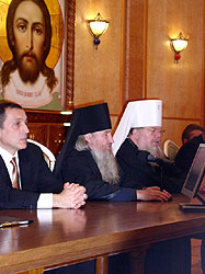 15 октября 2004 года, в дни скорбных сороковин по жертвам невиданной трагедии в Беслане, в Храме Христа Спасителя по благословению Святейшего Патриарха Московского и всея Руси Алексия II прошел благотворительный вечер памяти. Организатором вечера выступил Отдел по церковной благотворительности и социальному служению Московского Патриархата. Перед началом вечерней программы состоялась пресс-конференция, на которой выступили организаторы и участники благотворительной акции, среди которых были митрополит Воронежский и Борисоглебский Сергий, председатель Отдела Московского по церковной благотворительности и социальному служению, а также епископ Ставропольский и Владикавказский Феофан. Фото Службы коммуникации ОВЦС МП.Официальный сайт Русской Православной Церкви http://www.mospat.ru