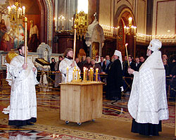 15 октября 2004 года, в дни скорбных сороковин по жертвам невиданной трагедии в Беслане, в Храме Христа Спасителя по благословению Святейшего Патриарха Московского и всея Руси Алексия II прошел благотворительный вечер памяти. Организатором вечера выступил Отдел по церковной благотворительности и социальному служению Московского Патриархата. Перед началом вечерней программы состоялась пресс-конференция, на которой выступили организаторы и участники благотворительной акции, среди которых были митрополит Воронежский и Борисоглебский Сергий, председатель Отдела Московского по церковной благотворительности и социальному служению, а также епископ Ставропольский и Владикавказский Феофан. По окончании пресс-конференции в Храме Христа Спасителя была отслужена панихида по невинно убиенным и погибшим при исполнении служебных обязанностей от рук террористов. Фото Службы коммуникации ОВЦС МП.Официальный сайт Русской Православной Церкви http://www.mospat.ru