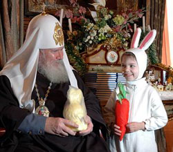 12 января 2005 года Святейший Патриарх Московский и всея Руси Алексий II присутствовал на детском Рождественском празднике, устроенном в Патриаршей резиденции в Чистом переулке воспитанницами православного приюта.Фото: С. Власов.Официальный сайт Русской Православной Церквиhttp://www.mospat.ru