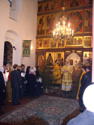 10 января 2004 года митрополит Смоленский и Калининградский Кирилл, председатель Отдела внешних церковных связей Московского Патриархата, совершил Божественную литургию в московском храме в честь Троицы Живоначальной, что в Хорошеве.Фото Службы коммуникации ОВЦС МП.Официальный сайт Русской Православной Церкви.http://www.mospat.ru