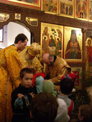 10 января 2004 года митрополит Смоленский и Калининградский Кирилл, председатель Отдела внешних церковных связей Московского Патриархата, совершил Божественную литургию в московском храме в честь Троицы Живоначальной, что в Хорошеве.Фото Службы коммуникации ОВЦС МП.Официальный сайт Русской Православной Церкви.http://www.mospat.ru