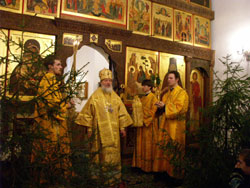 10 января 2004 года митрополит Смоленский и Калининградский Кирилл, председатель Отдела внешних церковных связей Московского Патриархата, совершил Божественную литургию в московском храме в честь Троицы Живоначальной, что в Хорошеве.Фото Службы коммуникации ОВЦС МП.Официальный сайт Русской Православной Церквиhttp://www.mospat.ru