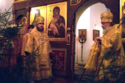 По окончании литургии с Рождественским поздравлением от имени сотрудников Отдела внешних церковных связей, клириков и прихожан Свято-Троицкого храма к митрополиту Смоленскому и Калининградскому Кириллу обратился епископ Егорьевский Марк.Фото Службы коммуникации ОВЦС МП.Официальный сайт Русской Православной Церкви.http://www.mospat.ru