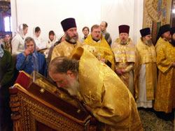 10 января 2004 года митрополит Смоленский и Калининградский Кирилл, председатель Отдела внешних церковных связей Московского Патриархата, совершил Божественную литургию в московском храме в честь Троицы Живоначальной, что в Хорошеве.Фото Службы коммуникации ОВЦС МП.Официальный сайт Русской Православной Церкви.http://www.mospat.ru