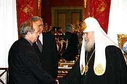 26 января 2005 года Святейший Патриарх Алексий IIвстретился с президентом Конференции Европейских Церквей пастором Жаном-Арнольдом де Клермономи генеральным секретарем Конференции Европейских Церквей пастором доктором Китом Клементсом, находящимисяв России с визитом по приглашению Русской Православной Церкви.Фото Службы коммуникации ОВЦС МП.Официальный сайт Русской Православной Церквиhttp://www.mospat.ru