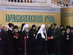 26 января 2005 года в московском Выставочном центре 'Гостиный двор' состоялось открытие Общецерковной выставки 'Православная Русь'.Фото Службы коммуникации ОВЦС МП.Официальный сайт Русской Православной Церквиhttp://www.mospat.ru