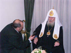 31 января 2005 года Святейший Патриарх Алексий принял в своей резиденции в Свято-Даниловом монастыре руководителя Пресс-службы Украинской Православной Церкви В.С.Анисимова.Фото Службы коммуникации ОВЦС МП.Официальный сайт Русской Православной Церквиhttp://www.mospat.ru