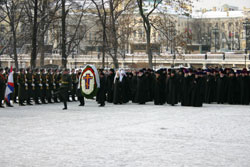 23 февраля 2005 года, в День защитника Отечества, Святейший Патриарх Московский и всея Руси Алексий II возложил венок к могиле Неизвестного солдата. Фото Службы коммуникации ОВЦС МП.Официальный сайт Русской Православной Церквиhttp://www.mospat.ru