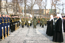 23 февраля 2005 года, в День защитника Отечества, Святейший Патриарх Московский и всея Руси Алексий II возложил венок к могиле Неизвестного солдата. Фото Службы коммуникации ОВЦС МП.Официальный сайт Русской Православной Церквиhttp://www.mospat.ru