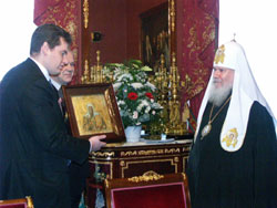 23 февраля 2005 года, в день рождения Предстоятеля Русской Православной Церкви, Патриаршую резиденцию в Чистом переулке посетил ряд известных политических и общественных деятелей России.Фото Службы коммуникации ОВЦС МП.Официальный сайт Русской Православной Церквиhttp://www.mospat.ru