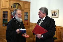 30 марта 2005 года в Отделе внешних церковных связей состоялась встреча ректора МГИМО (У) МИД России А.В.Торкунова и митрополита Смоленского и Калининградского Кирилла, председателя ОВЦС МП.Фото Службы коммуникации ОВЦС МП.Официальный сайт Русской Православной Церквиhttp://www.mospat.ru