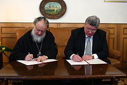 30 марта 2005 года в Отделе внешних церковных связей состоялась встреча ректора МГИМО (У) МИД России А.В.Торкунова и митрополита Смоленского и Калининградского Кирилла, председателя ОВЦС МП.Фото Службы коммуникации ОВЦС МП.Официальный сайт Русской Православной Церквиhttp://www.mospat.ru